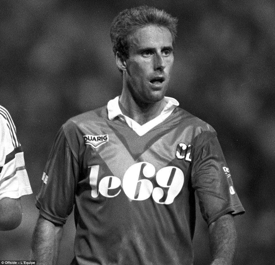 irish_pics's tweet photo. Mick McCarthy in action for Lyon https://t.co/6J3PxMXyDk