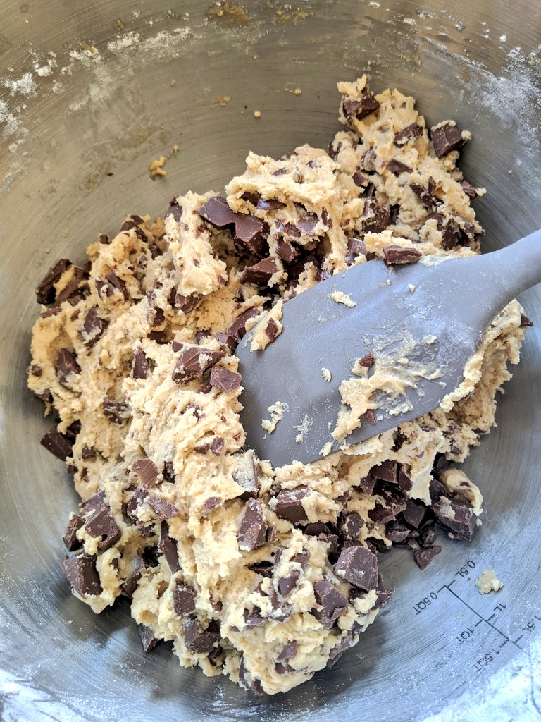 Melisa_Selva1's tweet photo. Cooking challenge! 👩🍳👨🍳@SerendipCH I challenge @sibgha @EmmelineLagunes @Clara_Lo_Ve @Stefania_Tognin @JosephShadiq to #CookWith5 #Nominate5 and if you can #Donate5 My cookie five: flour, eggs, sugar, chocolate, butter (seasonings aren't included!) Enjoy Xx https://t.co/ZoSQtSex38