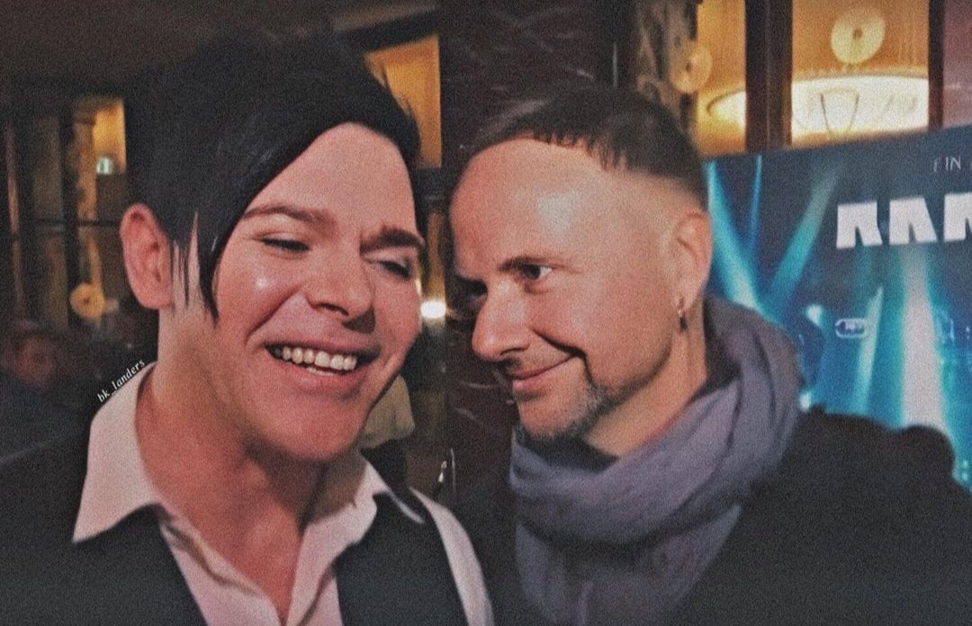 ᴘᴀᴜʟ ʟᴀɴᴅᴇʀꜱ ꜱᴍɪʟɪɴɢ•ᴀ ᴛʜʀᴇᴀᴅ•