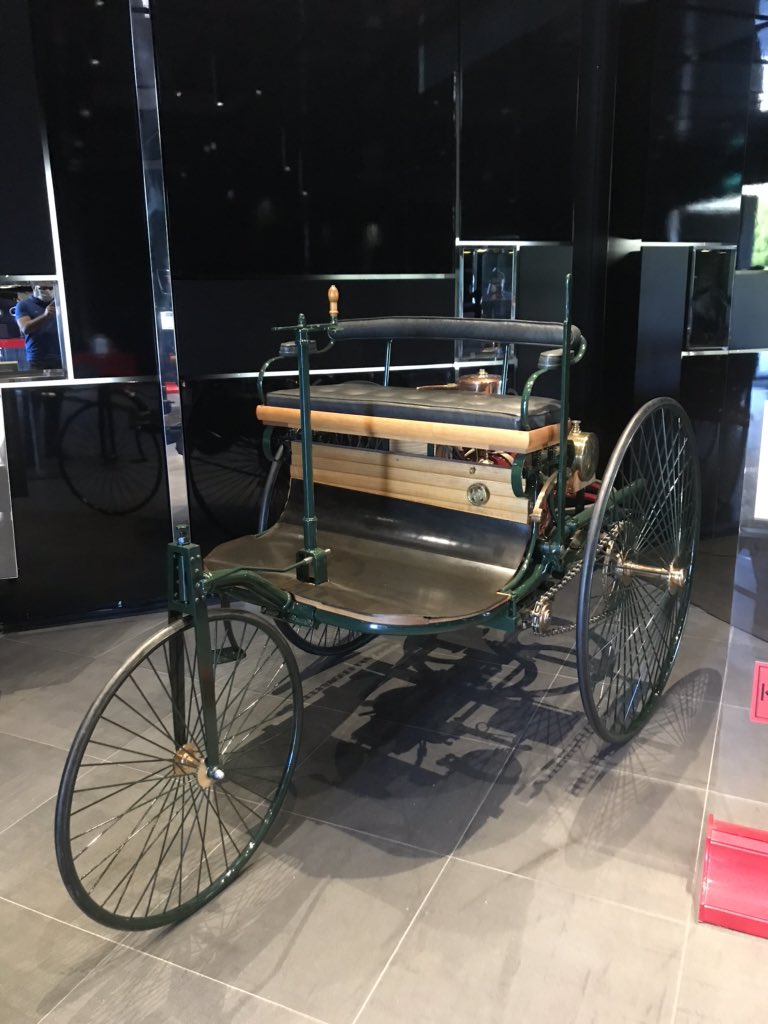 agaaaabee's tweet photo. Dünyanın ilk otomobil modeli ile motosiklet modeli 🛺🏍
#keymuseum https://t.co/Hs5yde9KwK