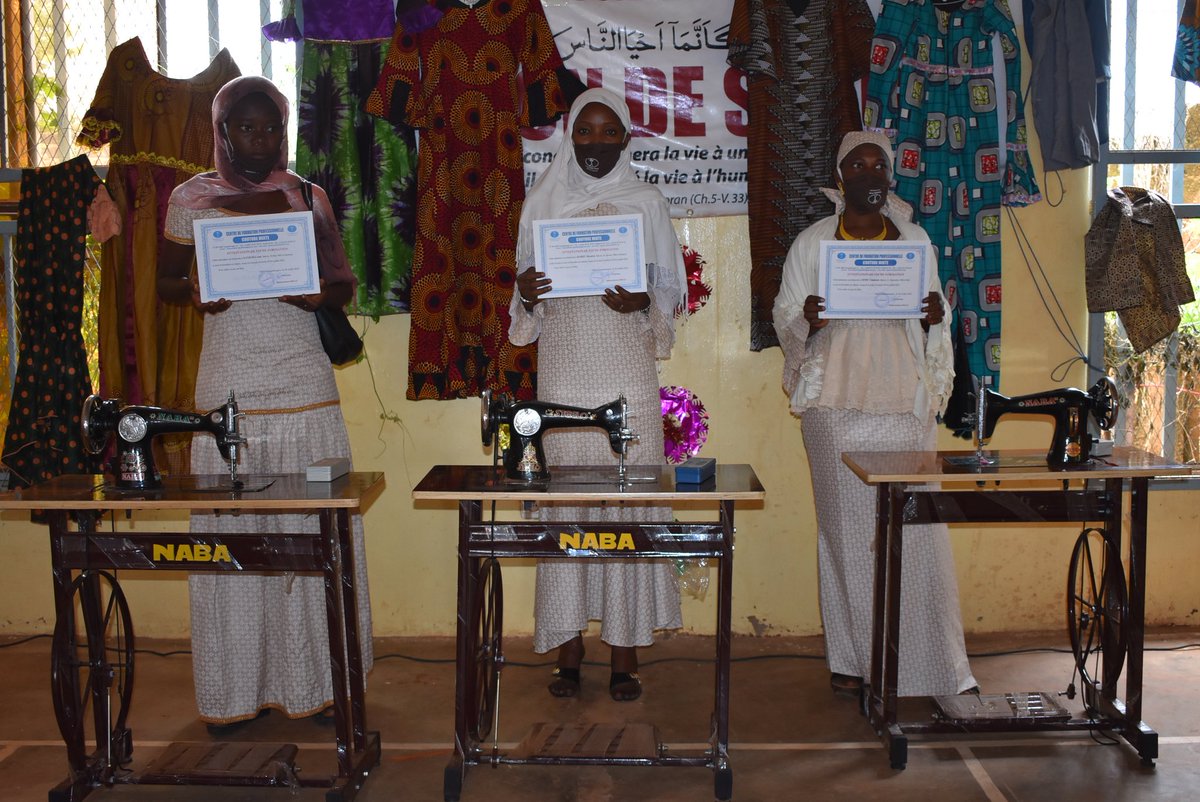 HumanityFirstBf's tweet image. Ce jour15/08/20,le centre de formation en couture mixte de HUMANITY FIRST BURKINA.F a célébré la sortie de la 15ème promotion à la mission islamique ahmadiyya à l'arr.04 de Ouagadougou en présence de l'Amir sahib du Burkina Faso,des responsables de l'ONG et de plusieurs invités