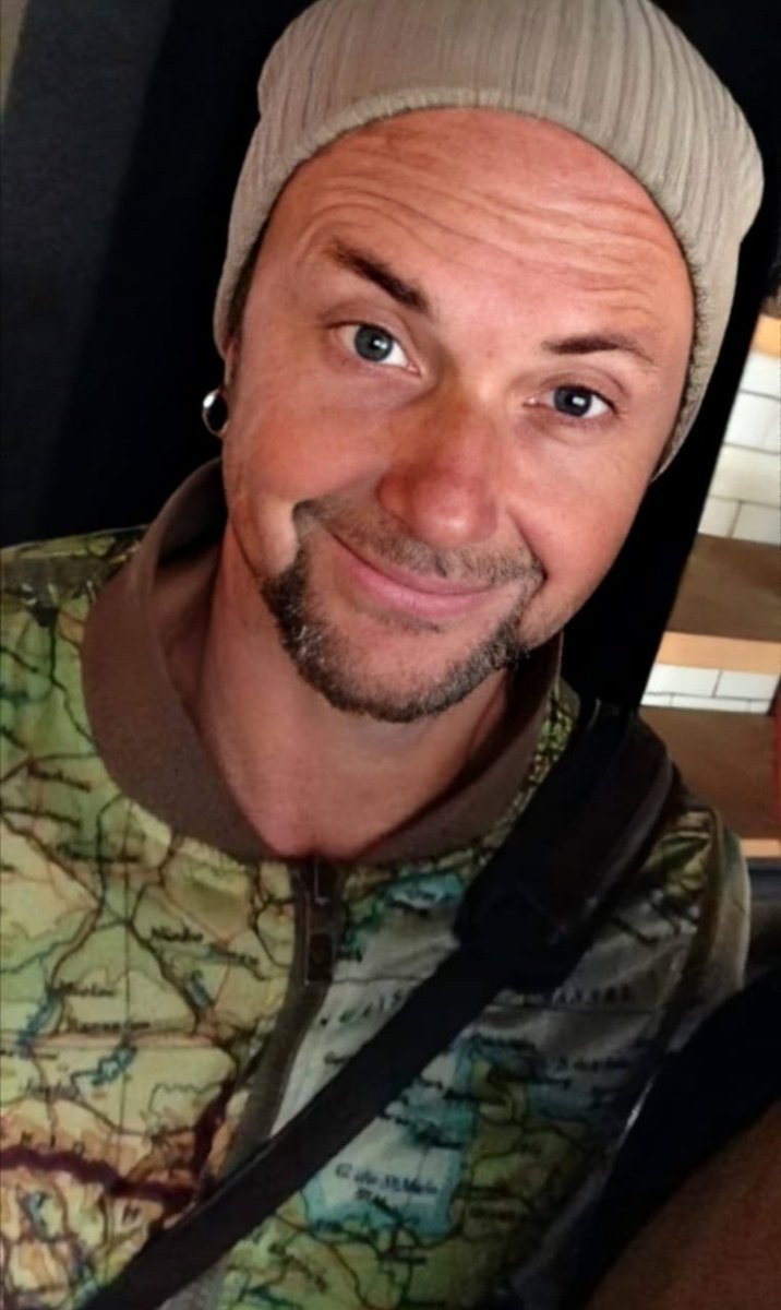 ᴘᴀᴜʟ ʟᴀɴᴅᴇʀꜱ ꜱᴍɪʟɪɴɢ•ᴀ ᴛʜʀᴇᴀᴅ•