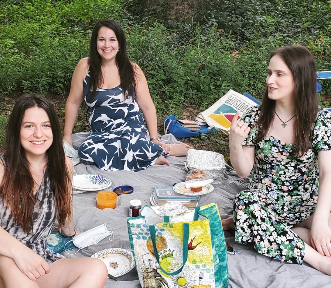 AbbyChavaStein's tweet photo. One of my ideal ways of spending #Shabbat/Saturdays:

#PhysicallyDistancing with these 2 amazing friends, Jewish educators, and love birds - @SoKrass and @AlexisAP.

Picnic at Morningside Park, followed by some book posing. Doesn't get kuch better.

#ShabbatShalom ❤
#שבתשלום 💕ז https://t.co/eAMRWaIpR9