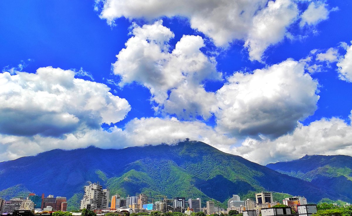 wulliams's tweet photo. Disfrutando de una buena vista
FELIZ SÁBADO MI GENTE
#Caracas #Ccs #caracascity #ccstyle #sabado #15agosto #sab #cielo #azul #foto #fotografia #avila #warairarepano #colores #hoy #LaGranCaracas https://t.co/Rx7aH0prEq
