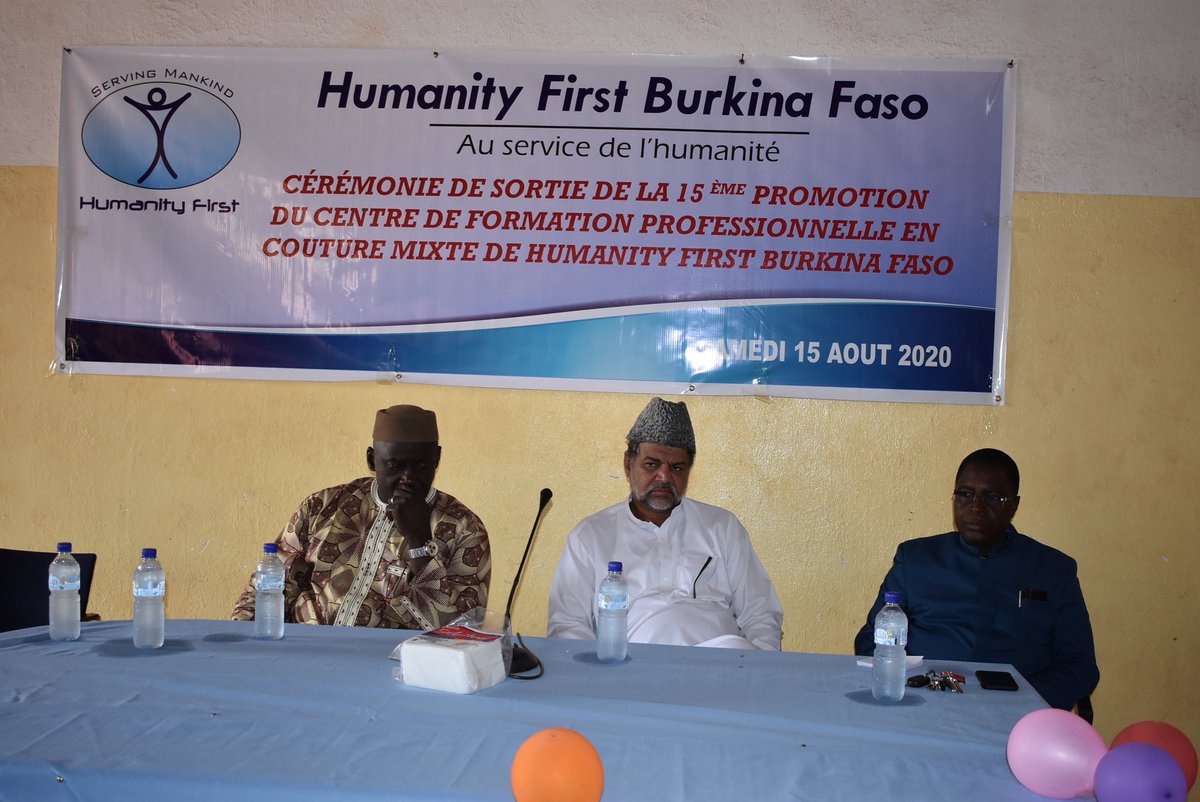 HumanityFirstBf's tweet image. Ce jour15/08/20,le centre de formation en couture mixte de HUMANITY FIRST BURKINA.F a célébré la sortie de la 15ème promotion à la mission islamique ahmadiyya à l'arr.04 de Ouagadougou en présence de l'Amir sahib du Burkina Faso,des responsables de l'ONG et de plusieurs invités