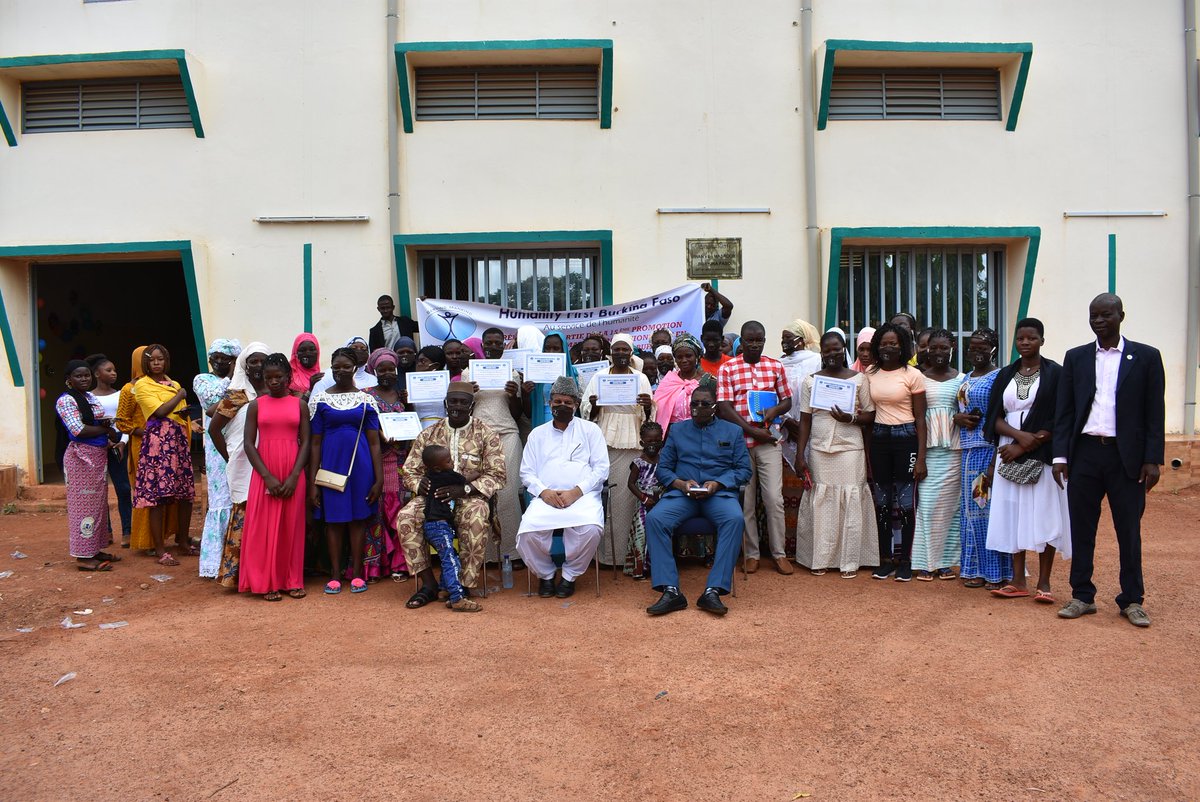 HumanityFirstBf's tweet image. Ce jour15/08/20,le centre de formation en couture mixte de HUMANITY FIRST BURKINA.F a célébré la sortie de la 15ème promotion à la mission islamique ahmadiyya à l'arr.04 de Ouagadougou en présence de l'Amir sahib du Burkina Faso,des responsables de l'ONG et de plusieurs invités