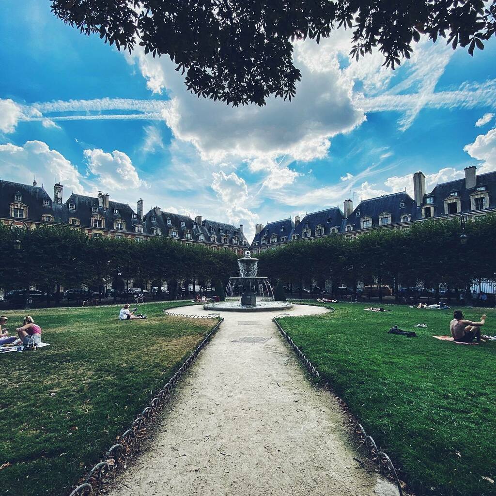 jayonaboat's tweet photo. 1 photo/day 3,531: if you can’t get to the great outdoors, let the mini outdoors come to you. One of the only parks in Paris to always let you chill on the grass.
.
.
#vsco #paris #vlogaday #summer https://t.co/P4Azg01LV3 https://t.co/LyZOncU1Lo