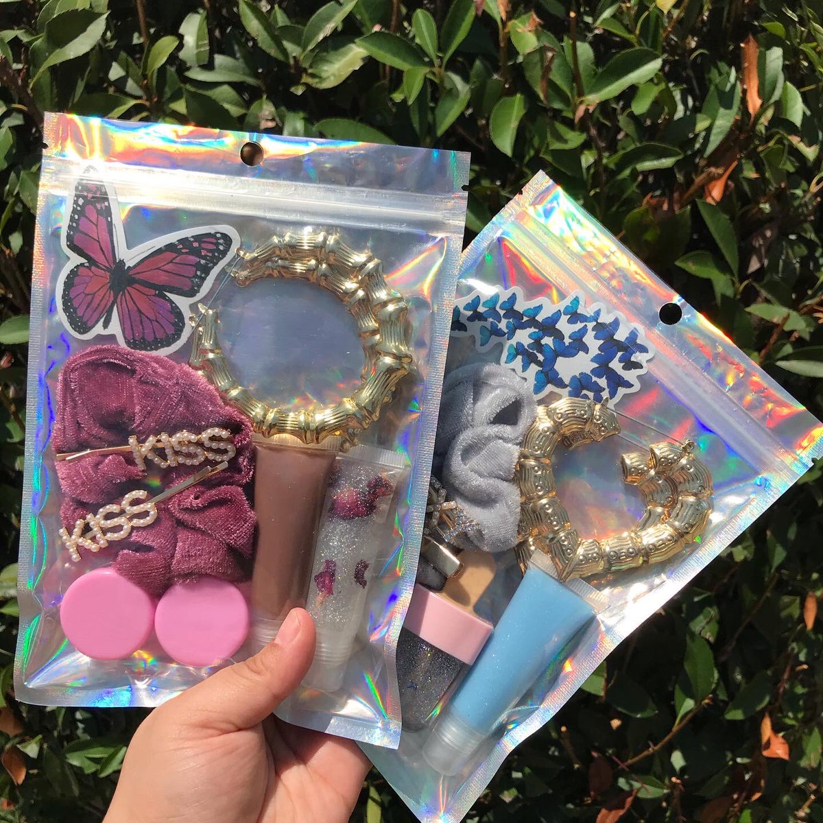 CosmeticsMuy's tweet photo. 🎀✨ Muy Bonitas “oh she cute” bundle 2 gloss of choice, 3 hair accessories, 2 lip scrubs and a pair of earrings $15 ✨🎀 

*silver earrings will be available tomorrow* https://t.co/BSCWt5HO1C