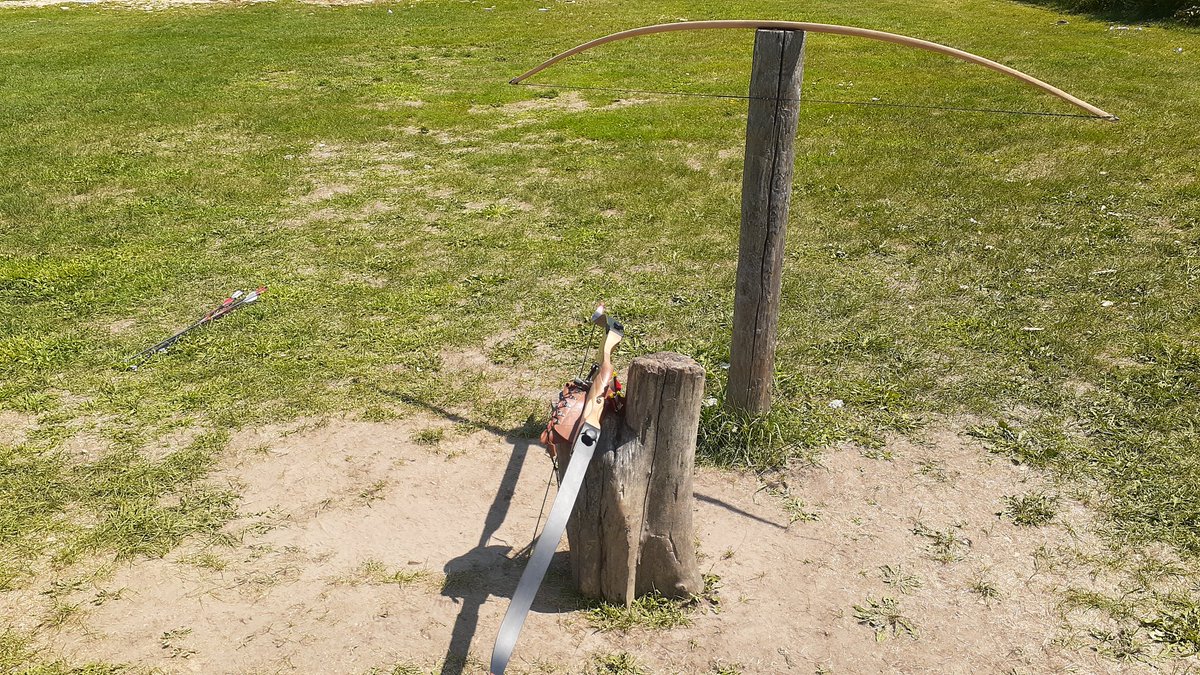charlesmoffat's tweet photo. Shooting #recurve and #flatbow today. Taught two #archery lessons in how to shoot moving targets + Gap Shooting. https://t.co/N5mo3FQ39n