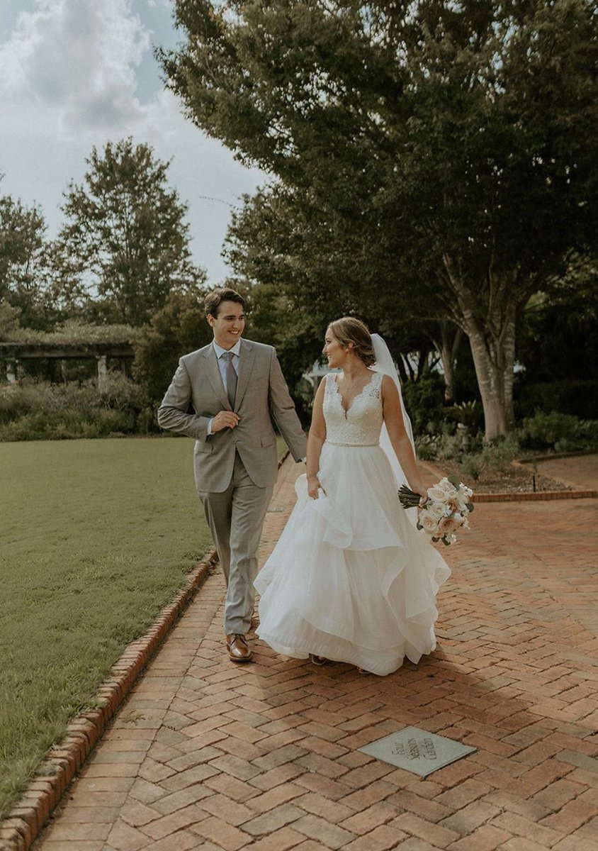 Paloma_Blanca's tweet photo. Congratulations to the happy newlyweds! Our gorgeous #PalomaBride Sarah has us swooning in #style4798 😍
Photo by: Katie Wilson Photography https://t.co/fPX5iNqtg9