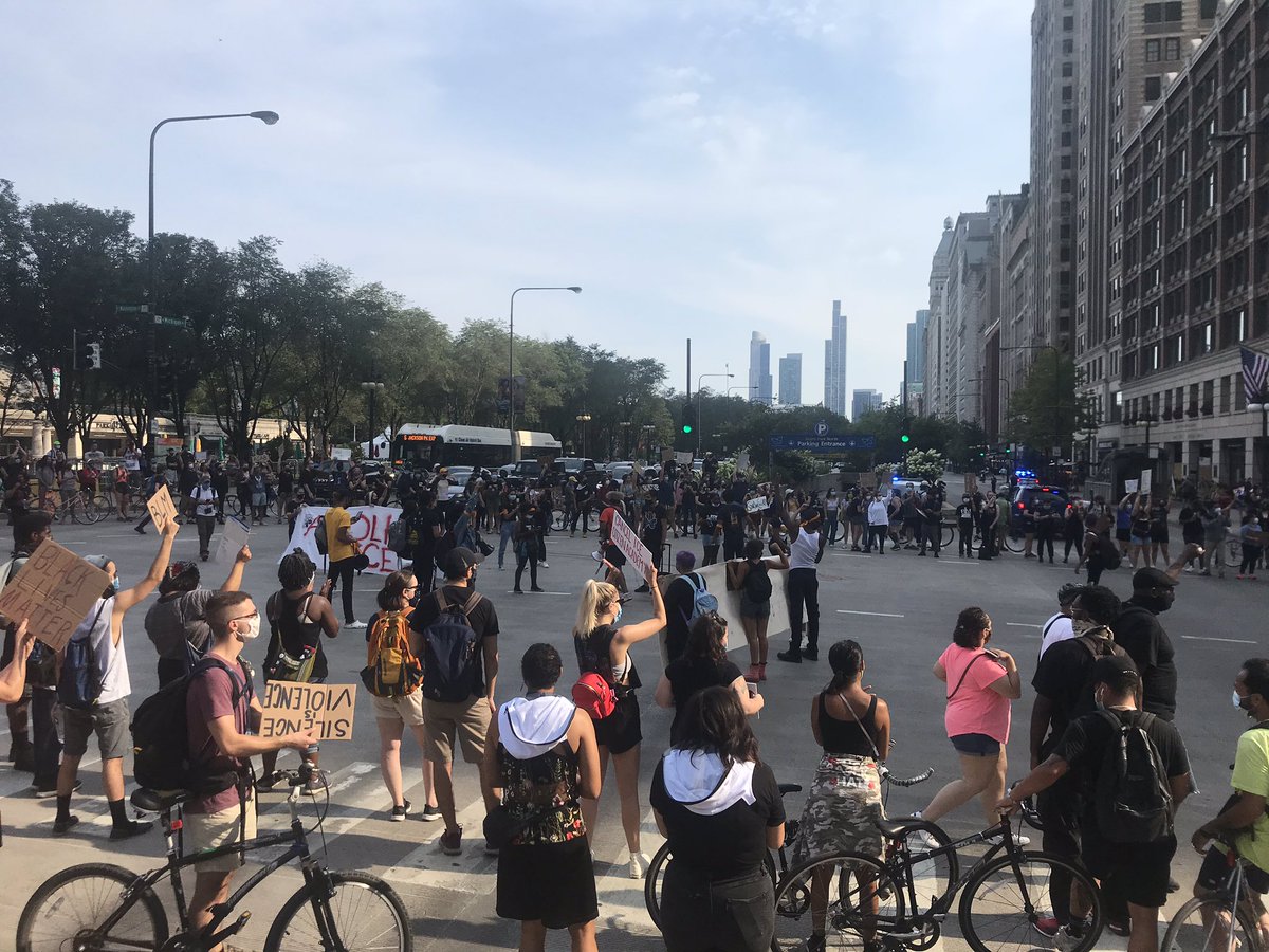 A few hundred people have shut down the corner of Michigan and Washington. #chicagoprotests