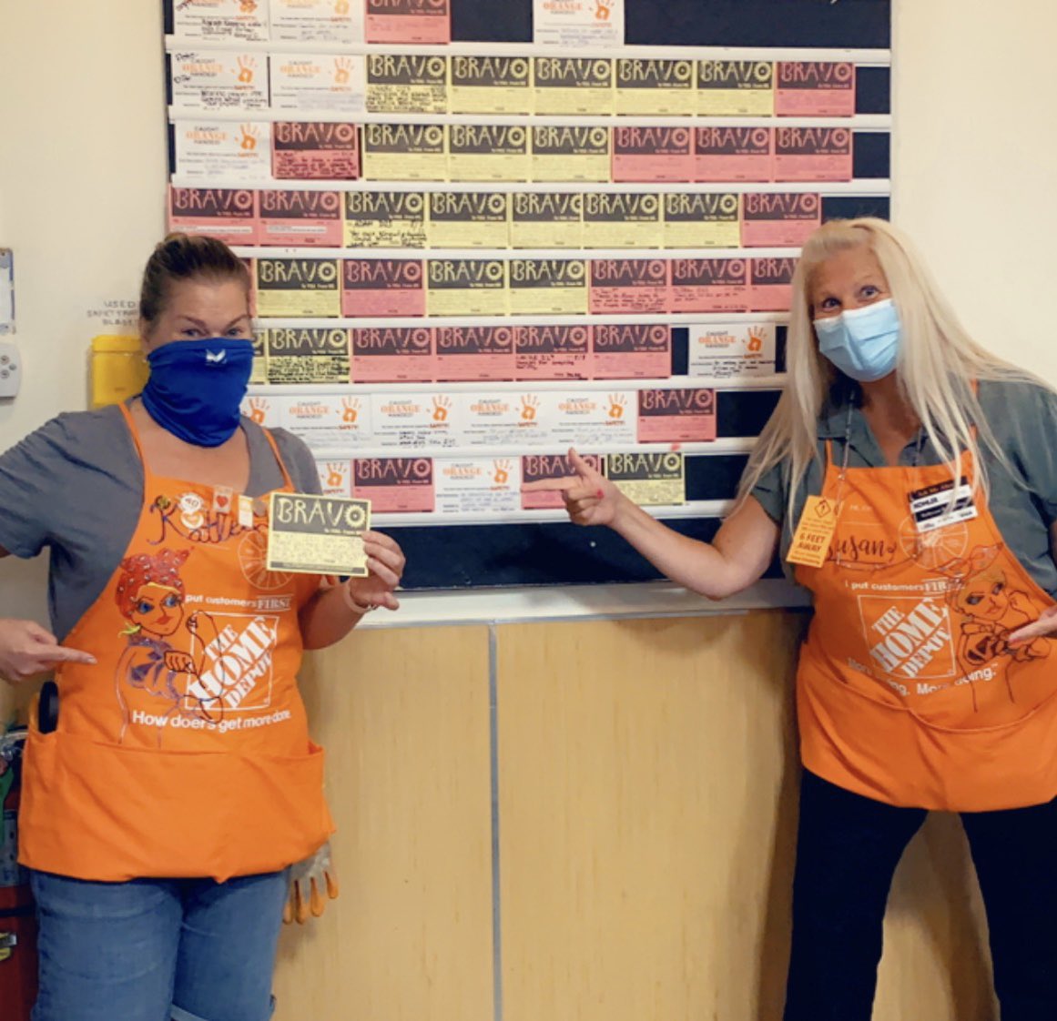 Susan Cortese (@susancortese) on Twitter photo Today, I gave ASDS Diane & D28 Kathleen well deserved BRAVOS & Aprons I painted for them. Di liked🌴🌴& Kat liked my “Rosie”, so I drew her one too! Funny, to see a customer wearing a “RosieTheRiveter” t-shirt today💪🏼! <a href="/nyyroro/">Ro Rodriguez</a> <a href="/DawnOsorio/">Dawn Vanterpool</a> <a href="/BordwellPam/">Pam Bordwell</a> <a href="/TDonnelly921/">Tiffany Donnelly</a> <a href="/mpisapia6/">Michelle Egan</a> Today, I gave ASDS Diane & D28 Kathleen well deserved BRAVOS & Aprons I painted for them. Di liked🌴🌴& Kat liked my “Rosie”, so I drew her one too! Funny, to see a customer wearing a “RosieTheRiveter” t-shirt today💪🏼! <a href="/nyyroro/">Ro Rodriguez</a> <a href="/DawnOsorio/">Dawn Vanterpool</a> <a href="/BordwellPam/">Pam Bordwell</a> <a href="/TDonnelly921/">Tiffany Donnelly</a> <a href="/mpisapia6/">Michelle Egan</a>