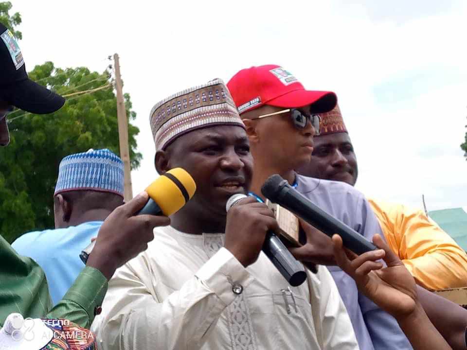 MalanBoda's tweet photo. The Honourable Commissioner of Information and Culture @suleanka01 today at Gusau Receiving 100 decampees for APC to PDP more are coming Insha Allah #PDP_Power @Bellomatawalle1 @zamdepgov @OfficialPDPNig @AtikuKawai2023 https://t.co/LAtlAhF2pH