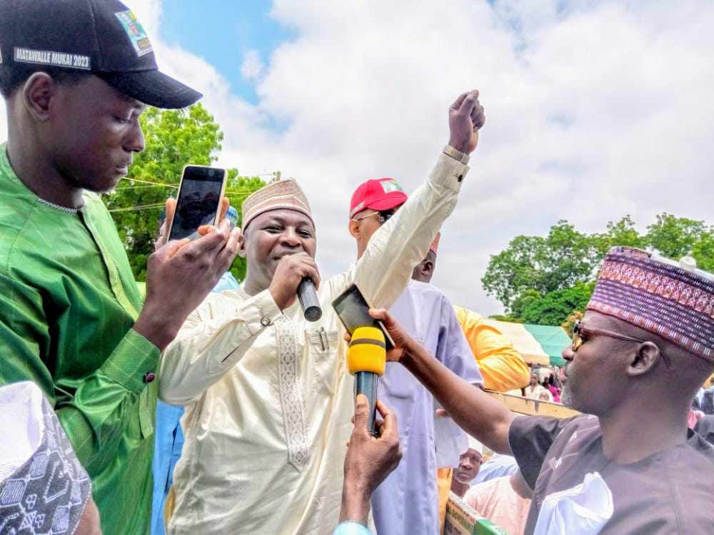 MalanBoda's tweet photo. The Honourable Commissioner of Information and Culture @suleanka01 today at Gusau Receiving 100 decampees for APC to PDP more are coming Insha Allah #PDP_Power @Bellomatawalle1 @zamdepgov @OfficialPDPNig @AtikuKawai2023 https://t.co/LAtlAhF2pH