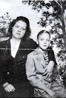 en Tupelo, una pequeña ciudad del estado de Mississippi.Sus padres, Vernon y Gladys Presley esperaban un segundo hijo gemelo que nació muerto, por lo que Elvis quedó como hijo único.Cuando cumplió 11 años le compraron una guitarra. Con la ayuda de su tío Johnny y del pastor