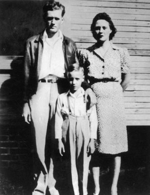 en Tupelo, una pequeña ciudad del estado de Mississippi.Sus padres, Vernon y Gladys Presley esperaban un segundo hijo gemelo que nació muerto, por lo que Elvis quedó como hijo único.Cuando cumplió 11 años le compraron una guitarra. Con la ayuda de su tío Johnny y del pastor