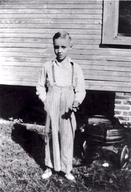 en Tupelo, una pequeña ciudad del estado de Mississippi.Sus padres, Vernon y Gladys Presley esperaban un segundo hijo gemelo que nació muerto, por lo que Elvis quedó como hijo único.Cuando cumplió 11 años le compraron una guitarra. Con la ayuda de su tío Johnny y del pastor