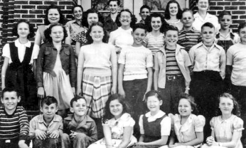 Frank Smith, aprendió algunos acordes básicos, aunque a él le gustaba más cantar y perfeccionar su voz.En sexto curso de primaria ingresó en la escuela Milam, donde comenzó a mostrarse como un niño marginado.Allí tocaba y cantaba en la hora del recreo, mostrando lo que ya