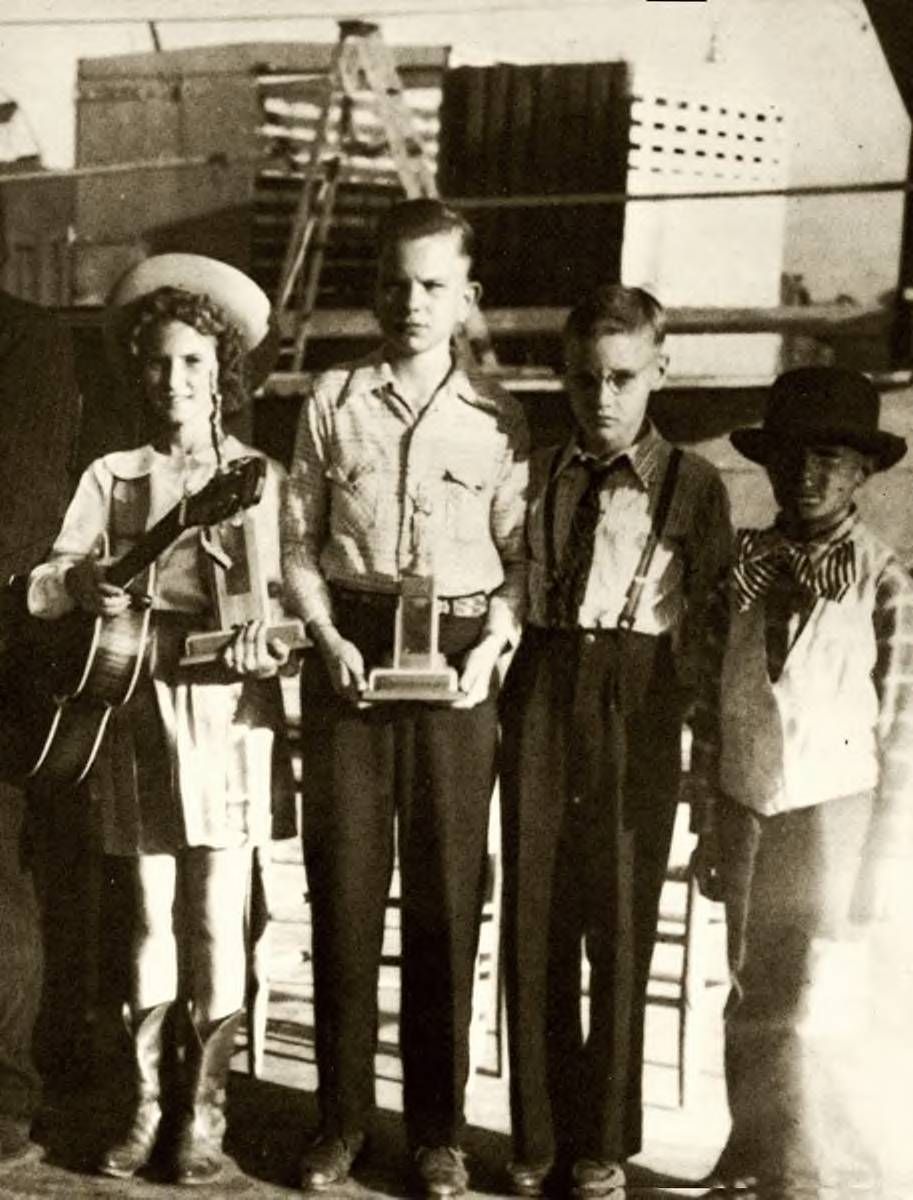 Frank Smith, aprendió algunos acordes básicos, aunque a él le gustaba más cantar y perfeccionar su voz.En sexto curso de primaria ingresó en la escuela Milam, donde comenzó a mostrarse como un niño marginado.Allí tocaba y cantaba en la hora del recreo, mostrando lo que ya