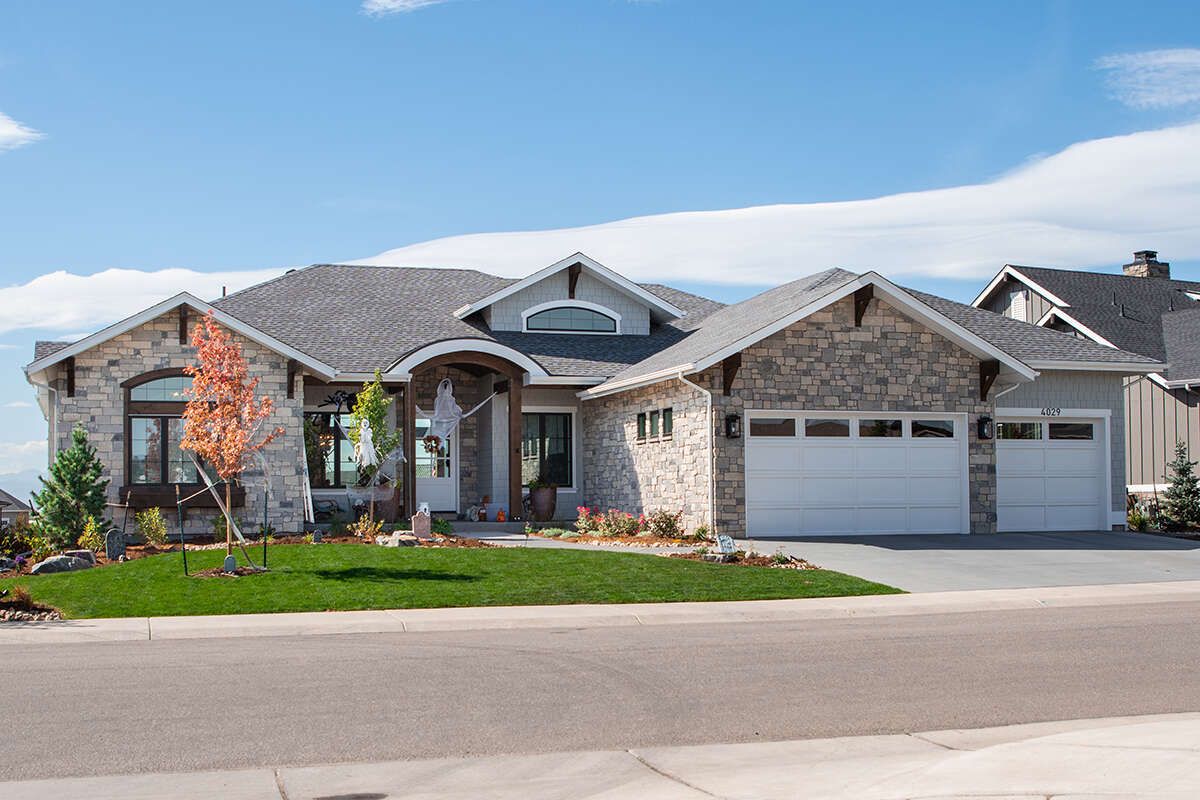 besthouseplans's tweet photo. Fall in love with this Craftsman home, Plan 5631-00137 offers 2,775 sq. ft., 2-5 bedrooms, 2.5 bathrooms, a kitchen island, an open floor plan, a home office, a media room, and a mudroom. https://t.co/lpSTMkRv7i #craftsman #BuildANewHome https://t.co/eG251fJUeA