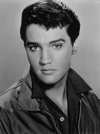  #Efemérides  #TalDíaComoHoy  #OnthisDay  #Music  #Singer  #ElvisPresleyHilo de 45 tweets.1977.Hoy, 16 de agosto, fallecía Elvis Aaron Presley, ELVIS PRESLEY (n. 1935), cantante y actor, pionero del Rock and Roll en EE.UU. y uno de los músicos esenciales del siglo XX.