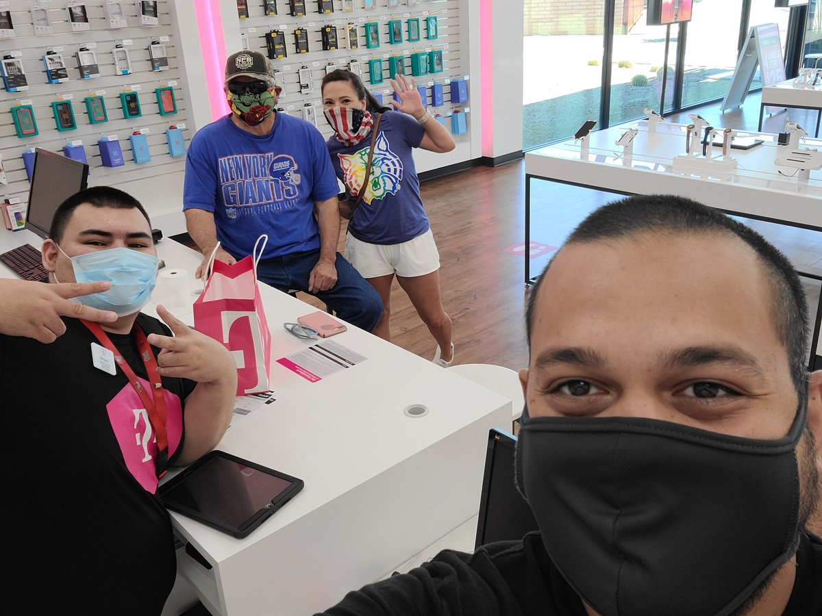 AlejandroSalay2's tweet photo. Having a great day with customers today #CSNation #TheCSWay @Deadiey41 @AAguilar2531 https://t.co/B2BNsqQwzR