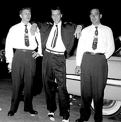 del grupo al que asistía en la iglesia negra de Memphis del reverendo H.W. Brewster, y algo de los clubes de blues de la calle Beale que empezó a frecuentar cuando era adolescente.En julio de 1954, junto Scotty Moore y Bill Black, graban una maqueta con dos canciones