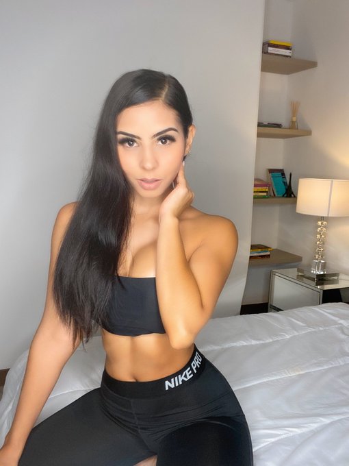 Girl in black https://t.co/7sQdrmdROT