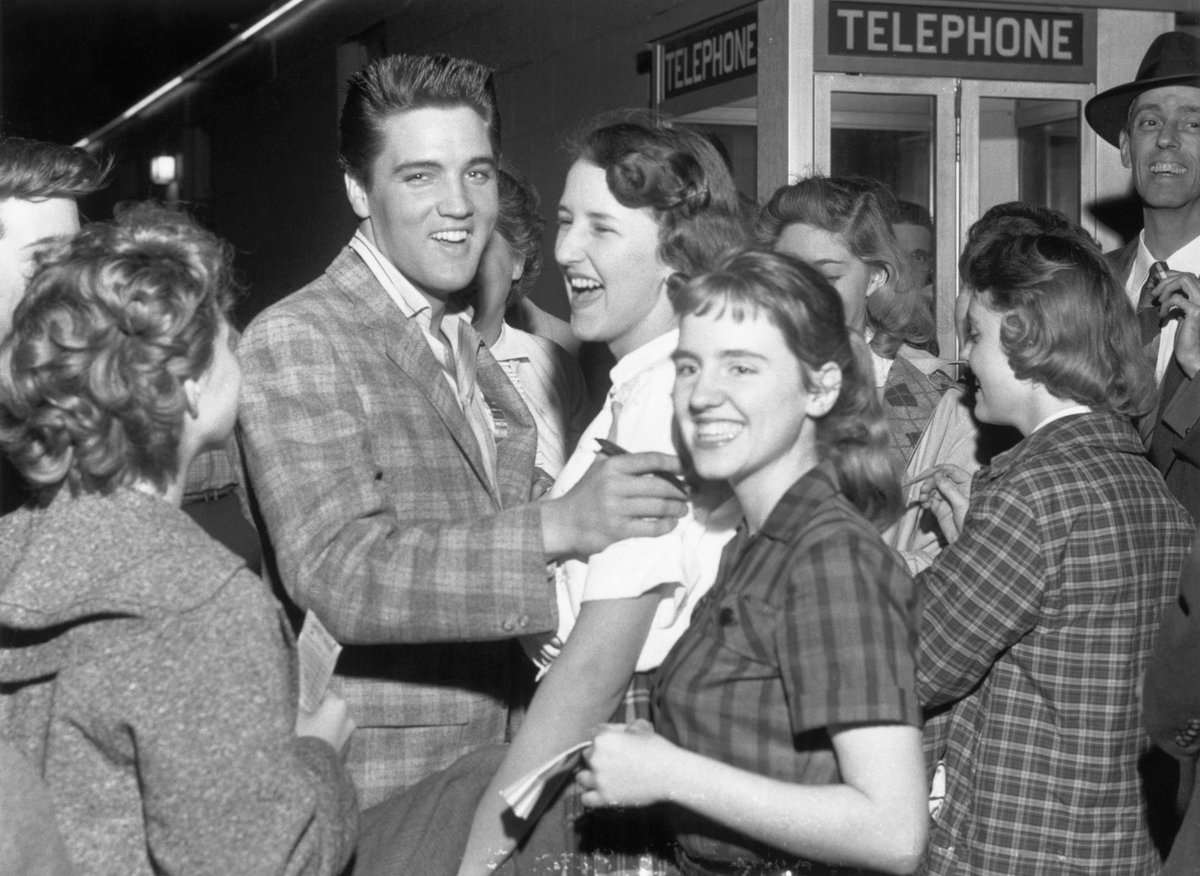 pequeños locales. La fuerza de las interpretaciones de Elvis supone un gran éxito entre las veinteañeras de la ciudad.Este sonido fue el sello de los cinco singles que Presley lanzó en Sun durante el año siguiente.Aunque ninguno de ellos se convirtió en un éxito nacional, en