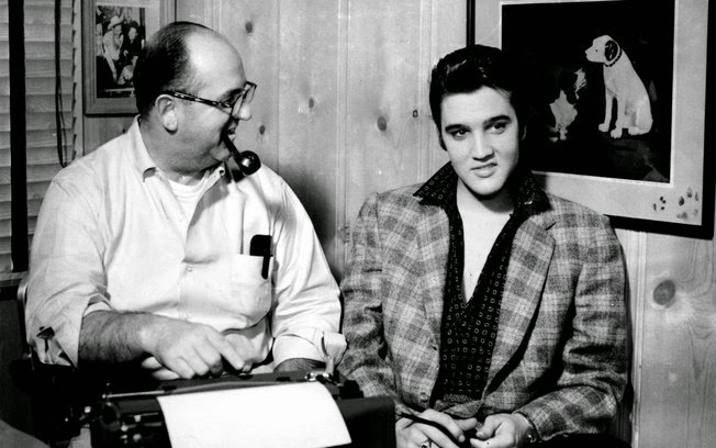 emisora nacional Louisiana Hayride.A ellos se añadió el batería D.J. Fontana.EL DESPEGUE.En 1955 el mánager Tom Parker le había ofrecido a Elvis sus servicios de representante artístico.Elvis aceptó y se pusieron a trabajar juntos. Ese mismo año, Parker consiguió para el