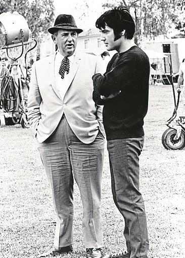 emisora nacional Louisiana Hayride.A ellos se añadió el batería D.J. Fontana.EL DESPEGUE.En 1955 el mánager Tom Parker le había ofrecido a Elvis sus servicios de representante artístico.Elvis aceptó y se pusieron a trabajar juntos. Ese mismo año, Parker consiguió para el