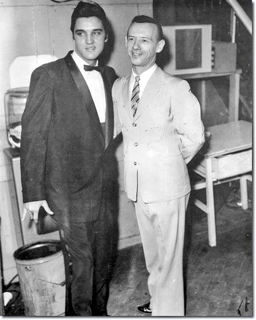 emisora nacional Louisiana Hayride.A ellos se añadió el batería D.J. Fontana.EL DESPEGUE.En 1955 el mánager Tom Parker le había ofrecido a Elvis sus servicios de representante artístico.Elvis aceptó y se pusieron a trabajar juntos. Ese mismo año, Parker consiguió para el