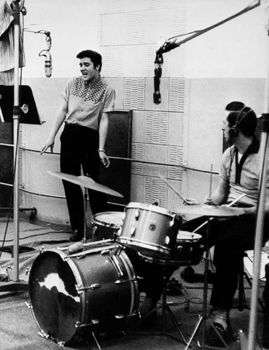 Sun recibió un total de 35.000 dólares; Elvis, 5.000 dólares.Comenzó a grabar en los estudios de RCA en Nashville, Tennessee, con un grupo algo más grande de músicos pero que aún incluía a Moore, Black y Fontana y comenzó a crear éxitos como: "Heartbreak Hotel",