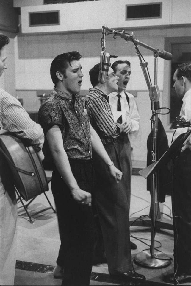 Sun recibió un total de 35.000 dólares; Elvis, 5.000 dólares.Comenzó a grabar en los estudios de RCA en Nashville, Tennessee, con un grupo algo más grande de músicos pero que aún incluía a Moore, Black y Fontana y comenzó a crear éxitos como: "Heartbreak Hotel",