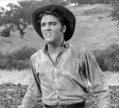 Don't Be Cruel", "Love Me Tender" (todos de 1956), "All Shook Up" (1957), y más.Ese mismo año de 1956 rueda su primera película para el cine, 'Love me tender'.El sonido creado por Elvis justo antes de irrumpir en el mundo musical a gran escala, fue realmente revolucionario.