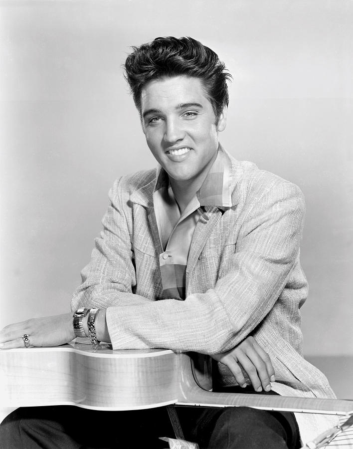 En sus primeras presentaciones, Elvis agregó elementos de Rhythm and Blues a la música Country y viceversa, combinando géneros musicales que hasta entonces habían estado separados.Aunque fue criticado, con esa experimentación abrió el camino para la llegada del Rock & Roll.