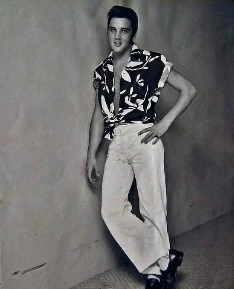 En sus primeras presentaciones, Elvis agregó elementos de Rhythm and Blues a la música Country y viceversa, combinando géneros musicales que hasta entonces habían estado separados.Aunque fue criticado, con esa experimentación abrió el camino para la llegada del Rock & Roll.