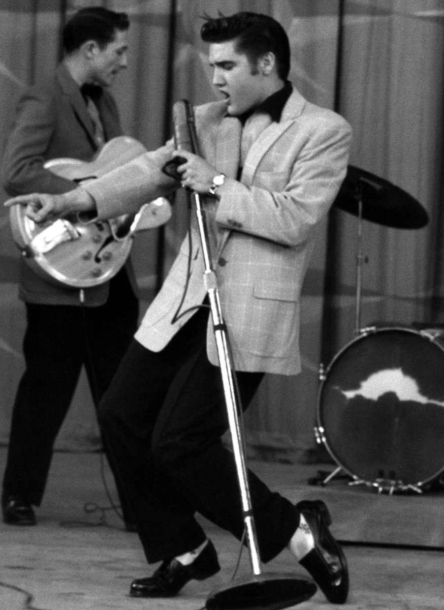 EL ÉXITO.De 1956 a 1958 dominó por completo las listas de éxitos y marcó el comienzo de la era del rock and roll, abriendo las puertas a artistas de rock tanto blancos como negros.Sus apariciones en televisión, especialmente en el programa de variedades de Ed Sullivan de los