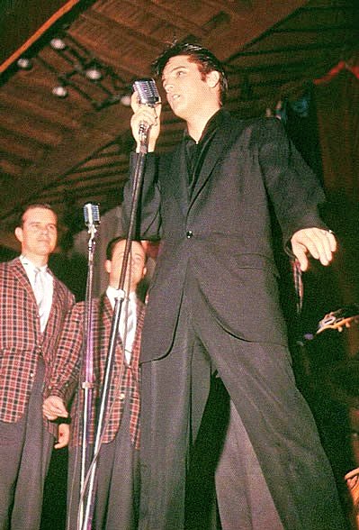 domingos por la noche, establecieron récords por el tamaño de las audiencias.Incluso sus películas, unas píldoras promocionales muy ligeras, fueron éxitos de taquilla.En 1957, las giras que realiza por todo el país acrecientan su fama y éxito entre el público femenino