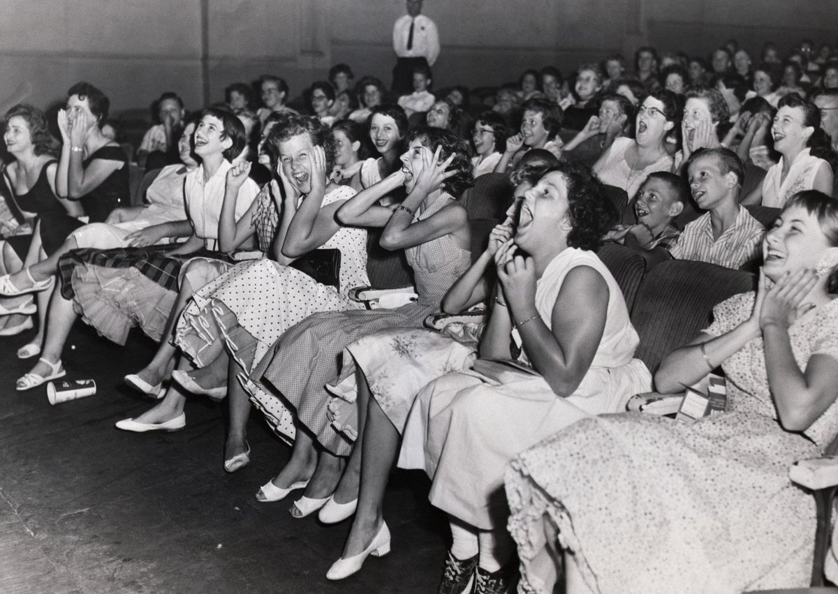domingos por la noche, establecieron récords por el tamaño de las audiencias.Incluso sus películas, unas píldoras promocionales muy ligeras, fueron éxitos de taquilla.En 1957, las giras que realiza por todo el país acrecientan su fama y éxito entre el público femenino
