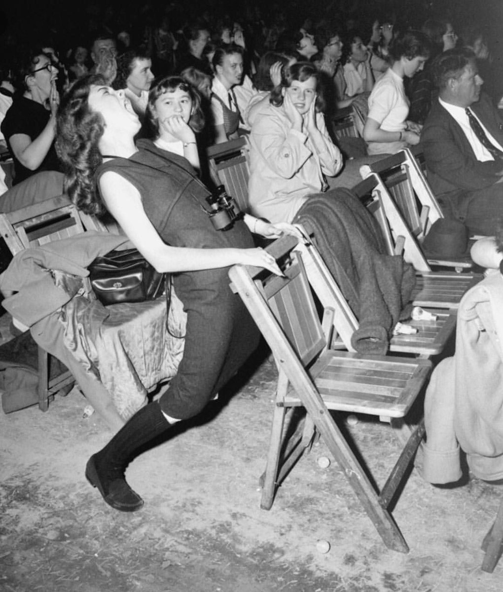 domingos por la noche, establecieron récords por el tamaño de las audiencias.Incluso sus películas, unas píldoras promocionales muy ligeras, fueron éxitos de taquilla.En 1957, las giras que realiza por todo el país acrecientan su fama y éxito entre el público femenino