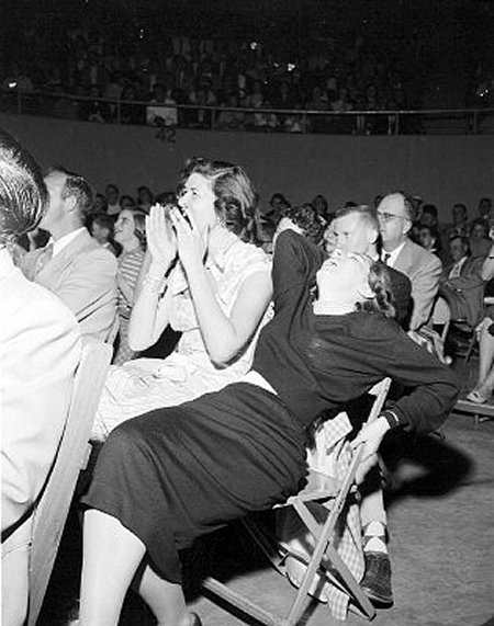 aumenta sin cesar.Millones de jovencitas americanas están enamoradas de ese cantante capaz de cantar baladas y bailar salvajemente. Presley se convirtió en el ídolo adolescente de su década.En 1958 se va a Alemania a cumplir el servicio militar.Para entonces ya está