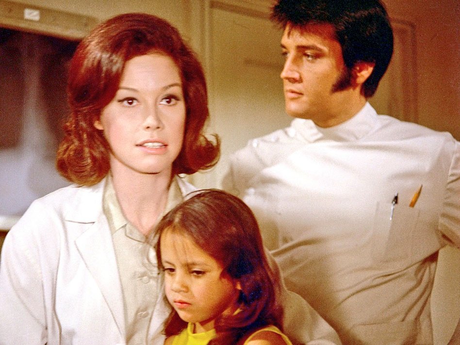 en lugar de unirse a la división de entretenimiento de los Servicios Especiales.Retomó casi todo lo que había dejado, produciendo una serie de más de 30 películas (desde “Blue Hawaii” hasta “Change of Habit”) durante los siguientes 8, casi ninguna de las cuales encajaba en