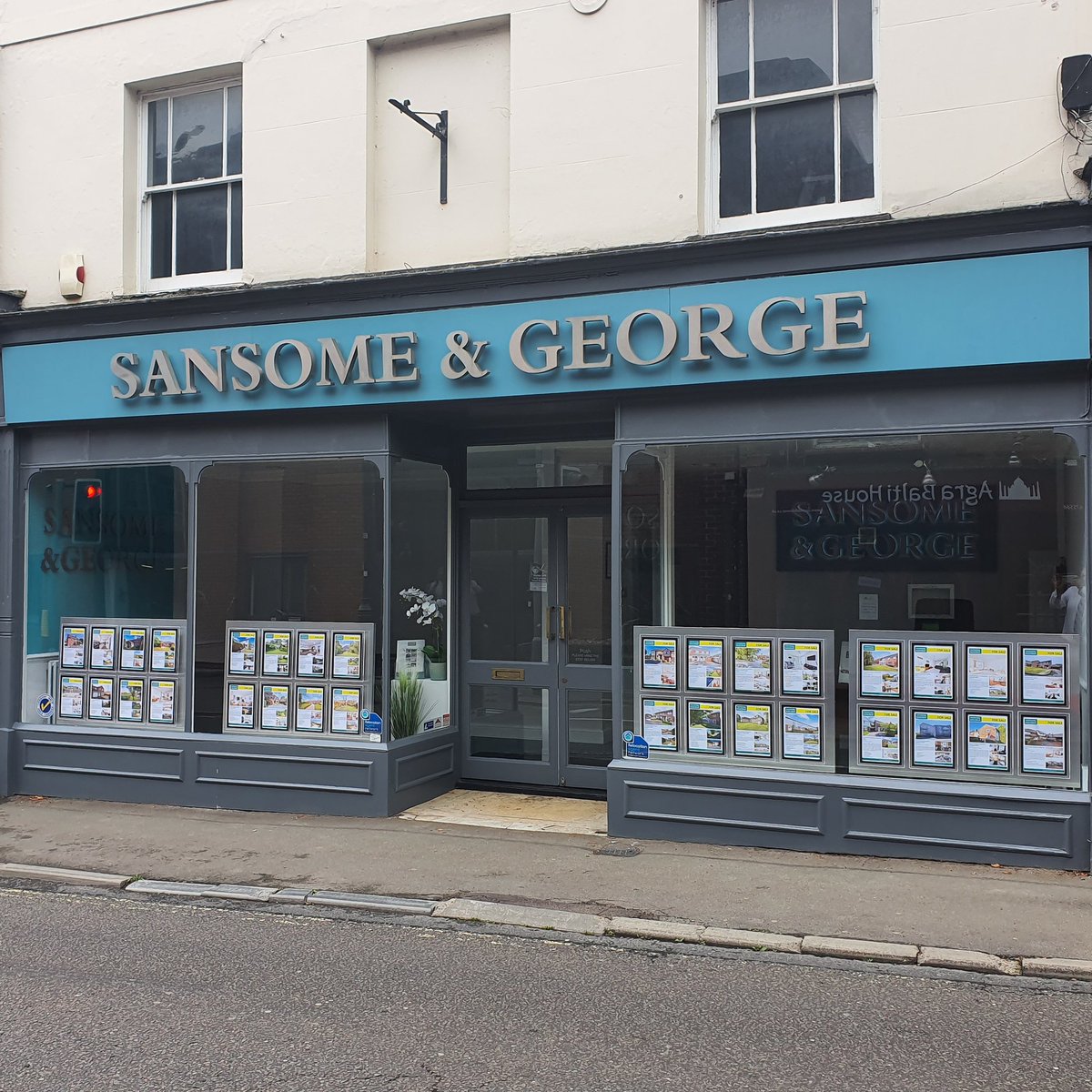 sansomeangeorge's tweet photo. Following a fantastic #sales week, we urgently need more #homes to offer our list of #buyers and #tenants. For your free #sales or #lettings valuation call: 01256 807 111
#basingstoke #hampshire https://t.co/IxYGczsbZX