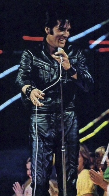 Sus ingresos por películas como las ventas de discos habían caído.En diciembre se emitió su especial de Navidad en televisión, un tour de force de rock and roll y rhythm and blues, que le devolvió8 gran parte de su disipada credibilidad.Comenzó a dar conciertos de nuevo y