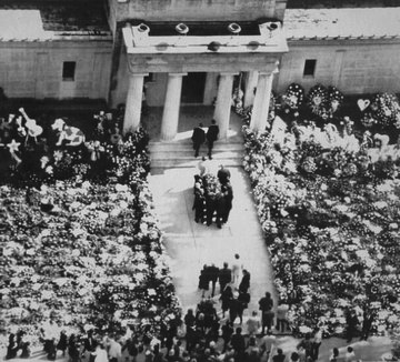 el sueño americano. En cierto modo, ese luto nunca ha cesado.Graceland sigue siendo una de las principales atracciones turísticas del país más de 40 años después, y los álbumes de Presley y su merchandising siguen vendiéndose.Cada mes de agosto, las multitudes