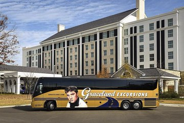 el sueño americano. En cierto modo, ese luto nunca ha cesado.Graceland sigue siendo una de las principales atracciones turísticas del país más de 40 años después, y los álbumes de Presley y su merchandising siguen vendiéndose.Cada mes de agosto, las multitudes