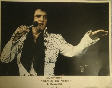 una buena película de concierto, “Elvis on Tour”.Sus grabaciones eran de calidad desigual, pero en cada álbum incluía una o dos canciones que tenían enfoque y energía.Los éxitos eran más difíciles de conseguir: ‘Suspicious Minds’ fue su último número uno y ‘Burning Love’