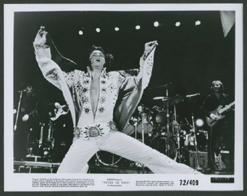 una buena película de concierto, “Elvis on Tour”.Sus grabaciones eran de calidad desigual, pero en cada álbum incluía una o dos canciones que tenían enfoque y energía.Los éxitos eran más difíciles de conseguir: ‘Suspicious Minds’ fue su último número uno y ‘Burning Love’