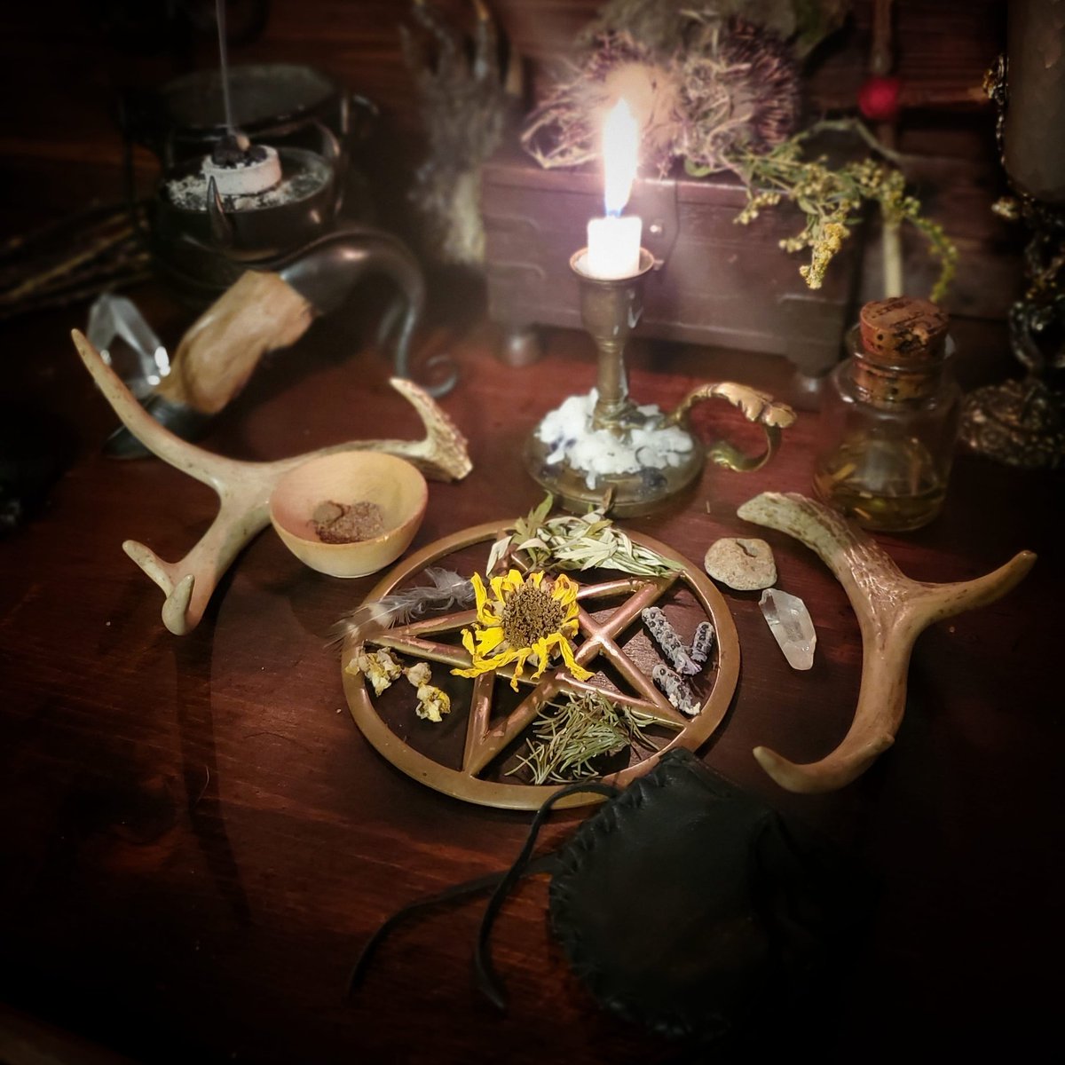 DorianBroadway's tweet photo. Crafting of charms. #witch #witchcraft #witchy https://t.co/oF1suECoSV